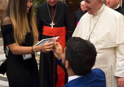 نائب فنزويلي يطلب يد صديقته أمام البابا فرنسيس