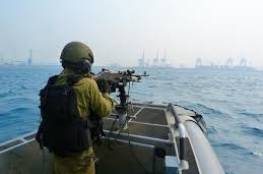 زوارق الاحتلال تحاصر قارب صيد ببحر غزة وتطلق النار صوبه
