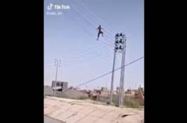  مشهد يحبس الأنفاس.. شاب عراقي يسير على أسلاك الضغط العالي (فيديو)