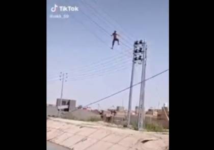  مشهد يحبس الأنفاس.. شاب عراقي يسير على أسلاك الضغط العالي (فيديو)
