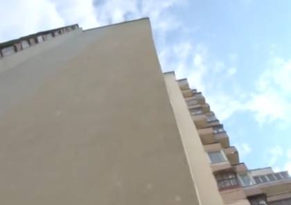 فيديو: مشهد لا يصدق.. تسقط من الطابق التاسع لكنها تنهض وتمضي في حال سبيلها!