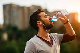 ما الأعراض التي تشير إلى أنك تشرب القليل من الماء؟