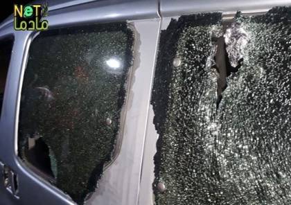 اصابة مواطن وطفلية بجراح في هجوم للمستوطنين على سيارته جنوب نابلس 