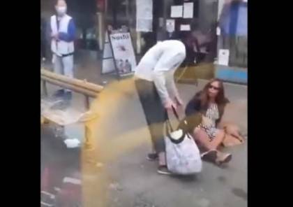 فيديو لرجل يدفع امرأة دون كمامة خارج حافلة بعد بصقها عليه