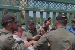 شرطة الاحتلال تعتدي على النائب أيمن عودة و متظاهرين عرب بالقدس (فيديو)