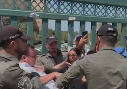 شرطة الاحتلال تعتدي على النائب أيمن عودة و متظاهرين عرب بالقدس (فيديو)