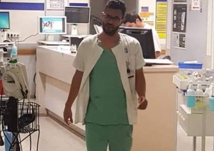 مستشفى إسرائيلي يفصل طبيبا فلسطينيا بحجة تقديم حلوى لفتى مصاب برصاص الاحتلال