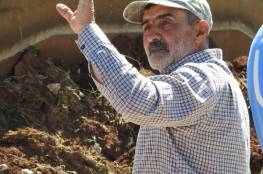 شاهد: مزارع لبناني يتصدى لجرافة إسرائيلية بجسده