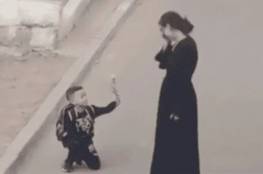 طفل يعبر عن حبه لـ والدته في مشهد خطف القلوب.. فيديو