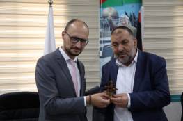 رئيس بلدية الخليل يطلع السفير اللتواني لدى فلسطين على انتهاكات الاحـتلال في المحافظة