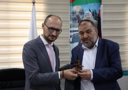 رئيس بلدية الخليل يطلع السفير اللتواني لدى فلسطين على انتهاكات الاحـتلال في المحافظة