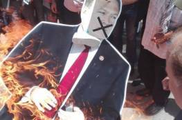 نشطاء غاضبون يحرقون مجسما لـ"بومبيو" وسط مدينة نابلس