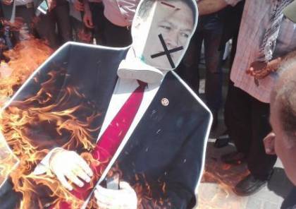 نشطاء غاضبون يحرقون مجسما لـ"بومبيو" وسط مدينة نابلس