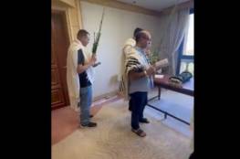 وزير الاتصالات الإسرائيلي يُؤدّي “طُقوساً تلموديّة” في الرياض السعوديّة (فيديو)