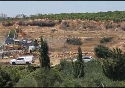 الاحتلال يجرف قطعة أرض وأسوارا ومصيف شمال الخليل
