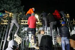قرغيزستان: متظاهرون يقتحمون مقر السلطة ويطلقون سراح الرئيس السابق