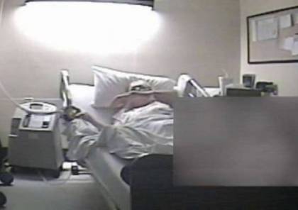 بالفيديو.. ممرضات يضحكن لحظة احتضار عجوز!