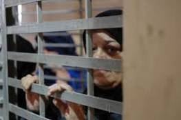نادي الأسير: الاحتلال يواصل اعتقال 11 أمّا في سجونه ويحرمهن من أطفالهن