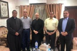 حماس تزور كنيسة دير اللاتين للاطمئنان على صحة الأب رومانيلي