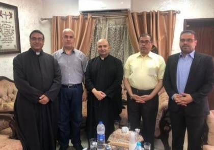 حماس تزور كنيسة دير اللاتين للاطمئنان على صحة الأب رومانيلي