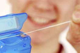 أمراض قد يسببها استخدام الخيط وفرشاة تنظيف الأسنان