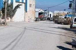 قوات الاحتلال تعتقل سائق مركبة من سعير بعد ملاحقته بالقرب من بيت فجار