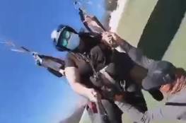 بالفيديو: لحظات مرعبة لسقوط عامل مساعد من مظلة في الهواء