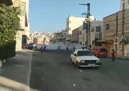 إصابة عشرات الطلبة بالاختناق جراء إطلاق الاحتلال قنابل الغاز في البلدة القديمة