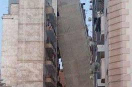 فيديو يحبس الأنفاس.. برج سكني من 12 طابقاً يميل على عمارة بمصر 