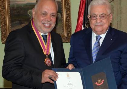 الرئيس يقلّد الفنان المصري أشرف زكي أعلى وسام ثقافي في فلسطين