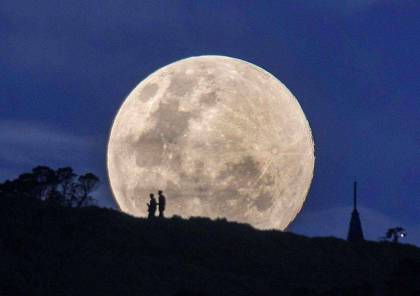صورة: القمر العملاق يظهر في سماء فلسطين 
