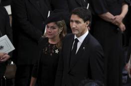  ليلة جنازة إليزابيث.. رئيس وزراء كندا وزوجته في موقف محرج! (فيديو)