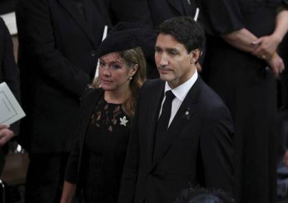  ليلة جنازة إليزابيث.. رئيس وزراء كندا وزوجته في موقف محرج! (فيديو)
