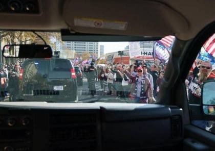 شاهد الفيديو: ترامب ينزل بسيارته.. ويحيي المحتجين على "تزوير الانتخابات"