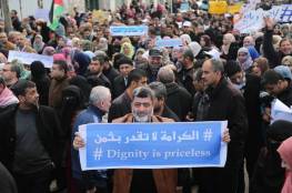  1000 موظف "بالأونروا" يهددون بالإضراب عن الطعام في غزة 