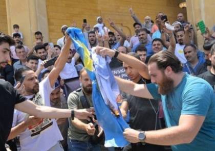 لبنان: حرق علم السويد وإسرائيل وسط بيروت عقب صلاة الجمعة 