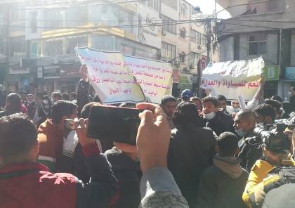 بالفيديو .. أصحاب البسطات يتظاهرون في غزة للمطالبة بإعادة فتح الأسواق الشعبية