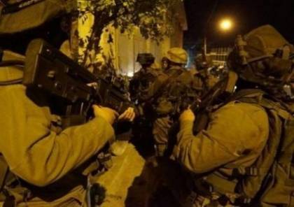 جنود الاحتلال يسحلون شابا بعد اصابته وسط الخليل (فيديو)