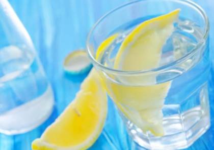 ماذا يحدث عند شرب الماء مع الليمون على الريق؟