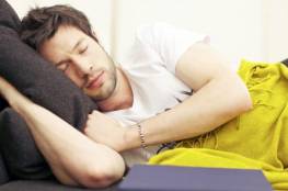 طبيب يكشف مدة "القيلولة المثالية" لتجنب مضار نوم النهار