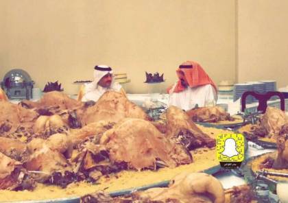صور: وليمة عملاقة على طاولة واحد تثير غضب السعوديين