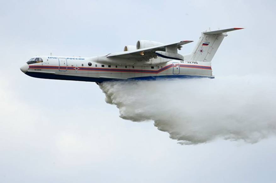 طائرة بي-200 تقصف بالمياه