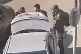 فيديو: الاحتلال يغلق حاجز قلنديا ويحتجز شابين