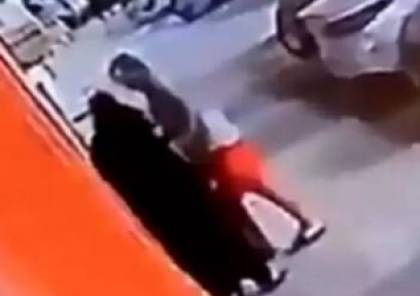 واقعة تحرش بامرأة منقبة في جدة تفجر غضبا في السعودية! (فيديو)
