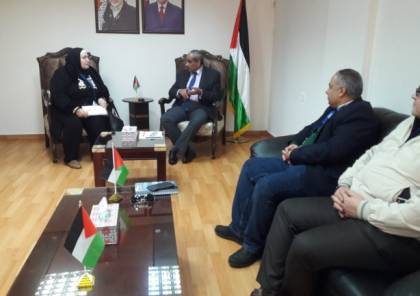وزير الأشغال يتفقد غرفة تجارة وصناعة غزة