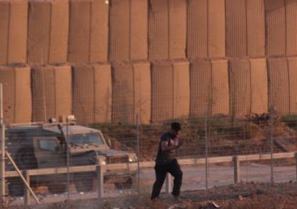 شبان يقتحمون السياج ويستولون على معدات عسكرية شرق خانيونس