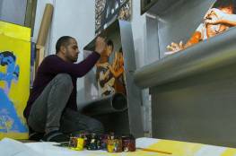 فلسطيني يبدع برسم معاناة اللجوء والحصار داخل علب السردين (صور وفيديو)