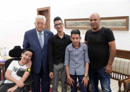 الرئيس يستقبل مواطنا من القدس برفقة أبنائه