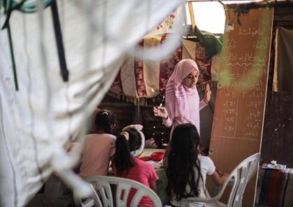 غزة: أطفال يواظبون على الدراسة رغم إغلاق مدارسهم بسبب مرض "كوفيد-19"