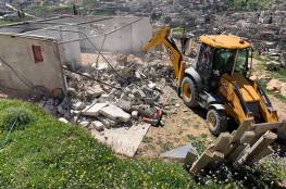 الاحتلال يهدم جدرانا استنادية في جبل المكبر